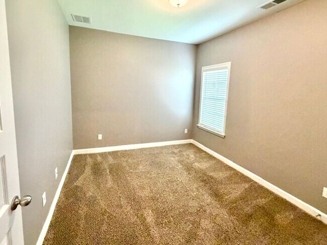 Building Photo - Now Leasing a 4-bedroom 3 bath home on Oakland