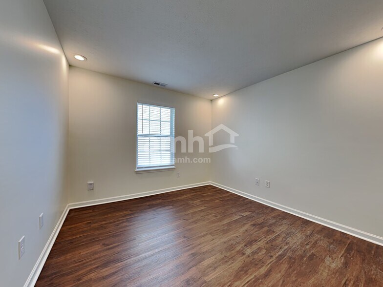Building Photo - 15015 Silver Thorne Way