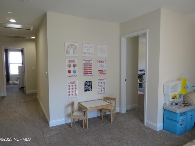 Building Photo - 425 Palisades Dr