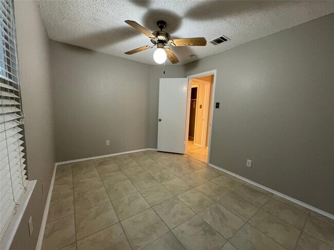 Building Photo - 2917 Zeke Bend