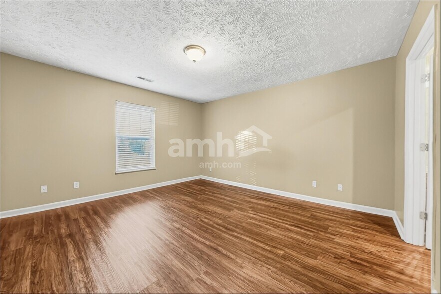 Building Photo - 1423 Newbury Ln