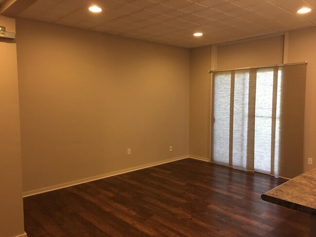 Building Photo - 101 Riverside Dr