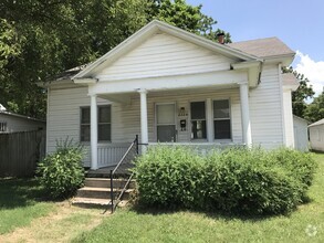 Building Photo - 2 Bedroom 1 Bathroom home; $725!