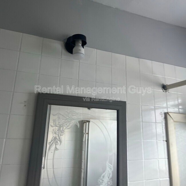 Building Photo - 2110 Fremont Ave N