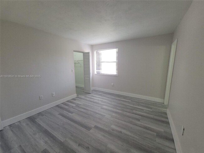 Building Photo - 251 W Park Dr