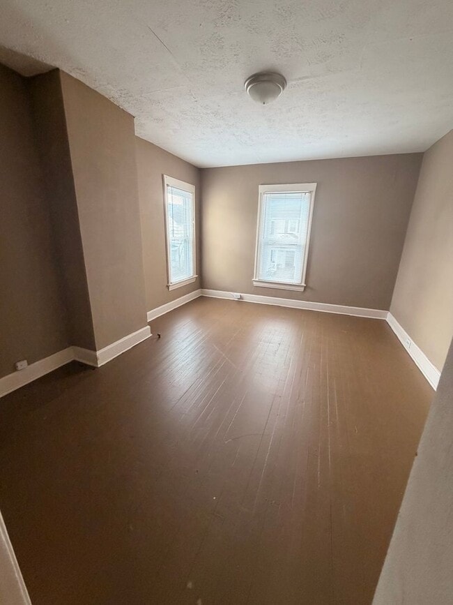 Building Photo - 105 E Hickman St