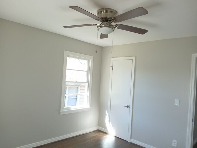 Building Photo - Spacious 4 Bedroom Home in Well Kept Community