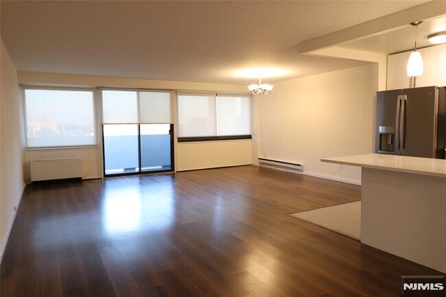 Building Photo - 1600 Center St