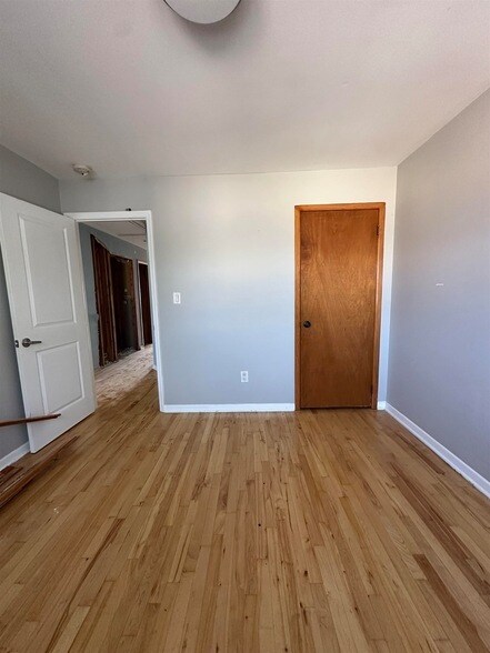 Building Photo - 33 E 51st St