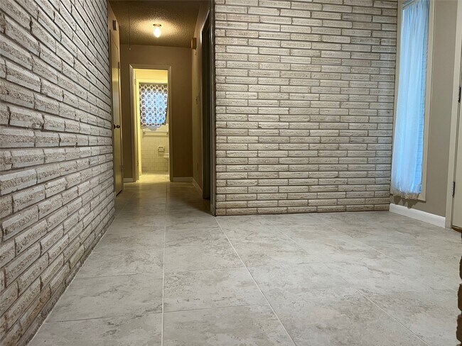 Building Photo - 401 Oakhill Dr