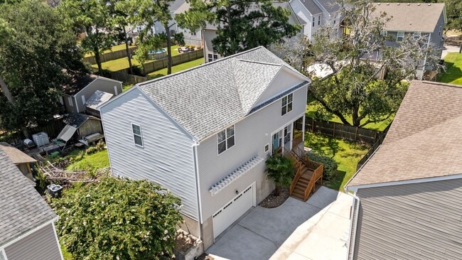 Building Photo - Modern comfort Beach living