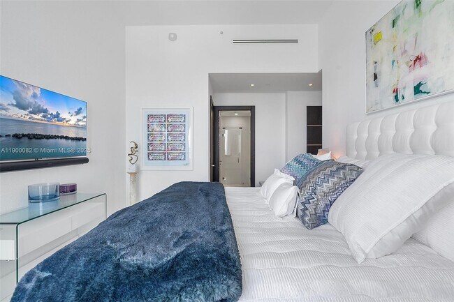 Building Photo - 900 Brickell Key Blvd