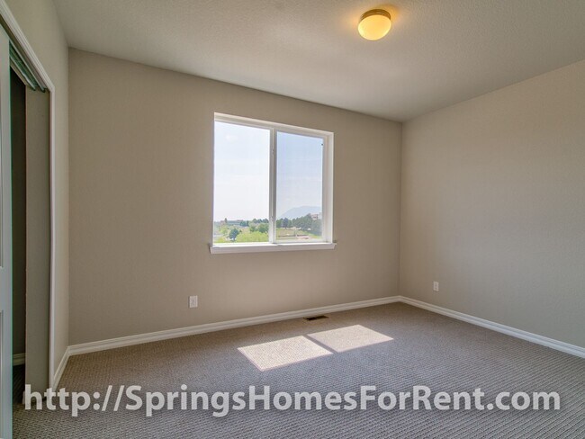 Building Photo - Rockrimmon Townhouse with Two Car Garage