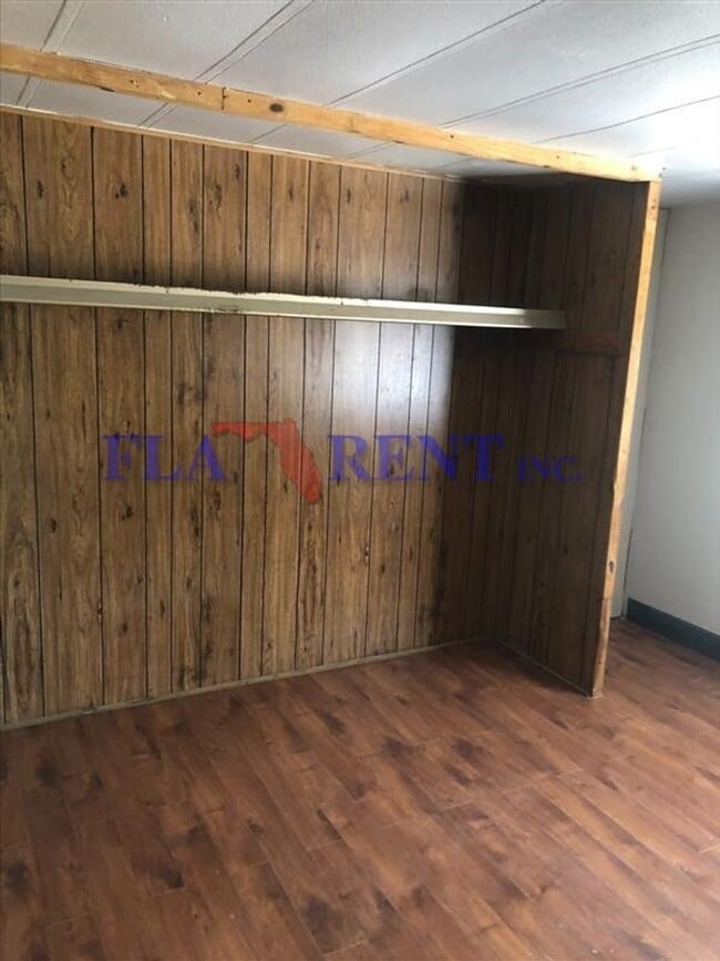 Building Photo - Newly renovated 4/2 Mobile home on large l...