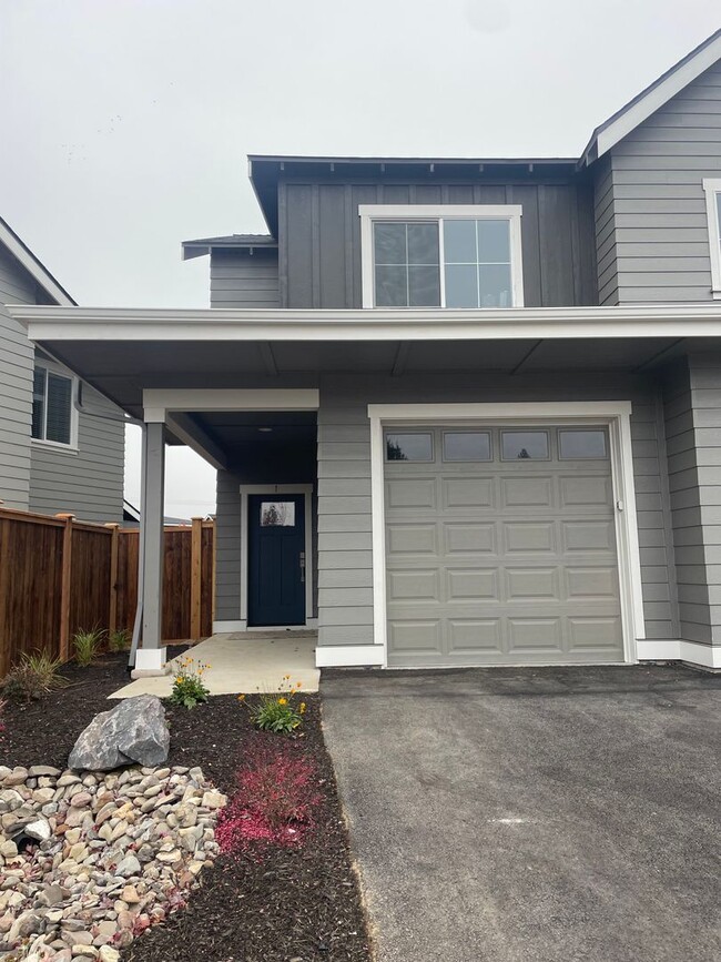 Building Photo - Duplex in Well Located SW Bend