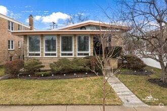 Building Photo - Spectacular, Spacious & Sunny Apartment wi...