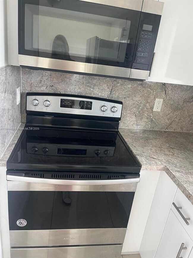 Building Photo - 3 bedroom in Miami FL 33147