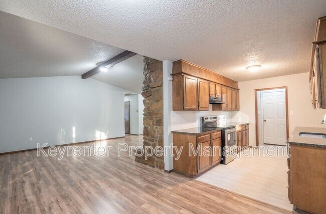 Building Photo - 1100 W Queens St