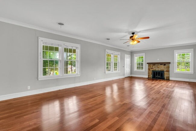 Building Photo - Renovated 3 Bedroom 2 Bath Home for Rent!