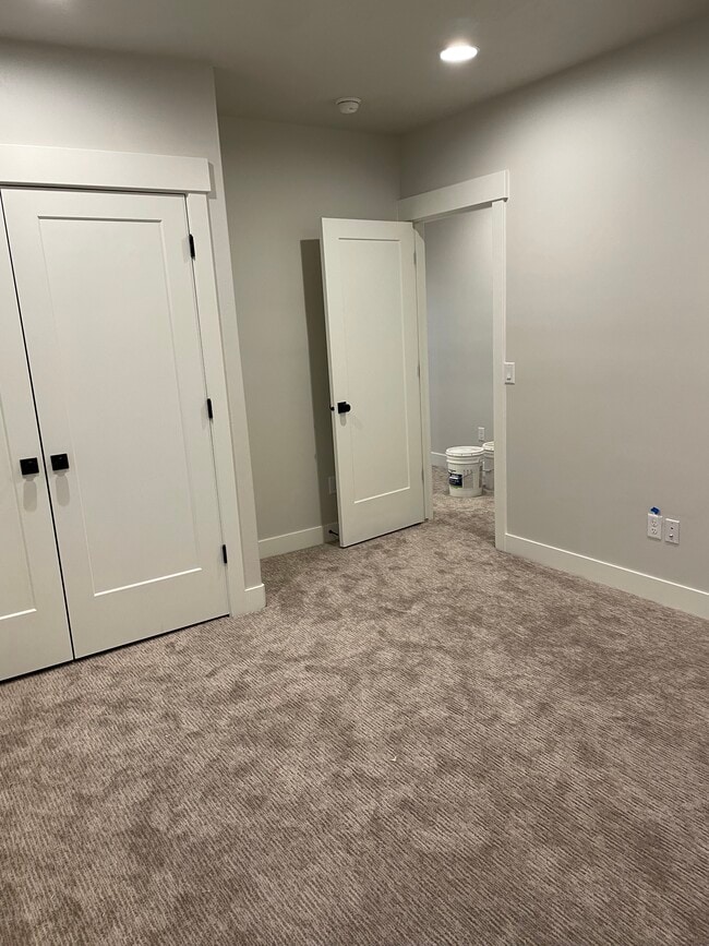 Building Photo - 176 W Hayata Ln