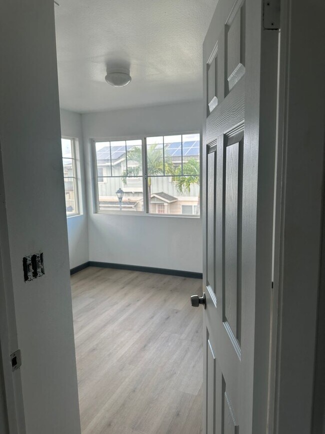 Building Photo - Renovated 3 bedroom 2.5 bath home in Ewa Gentry