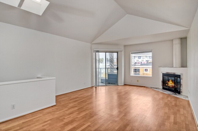 Building Photo - Cute 2 Bedroom Condo Steps Away from Endle...