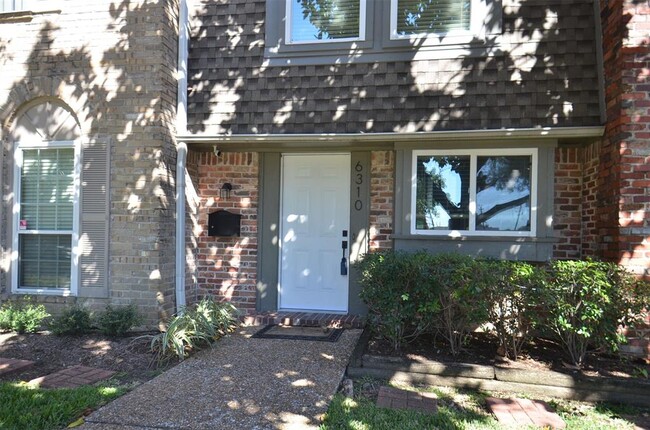 Building Photo - 6310 Chevy Chase Dr