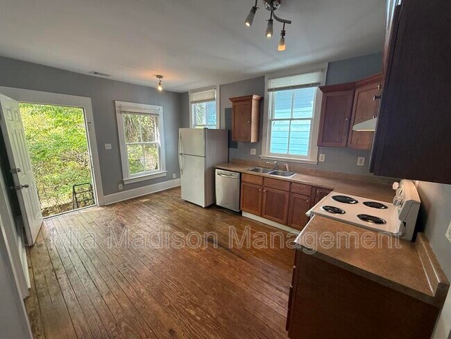 Building Photo - 607 W 44th St