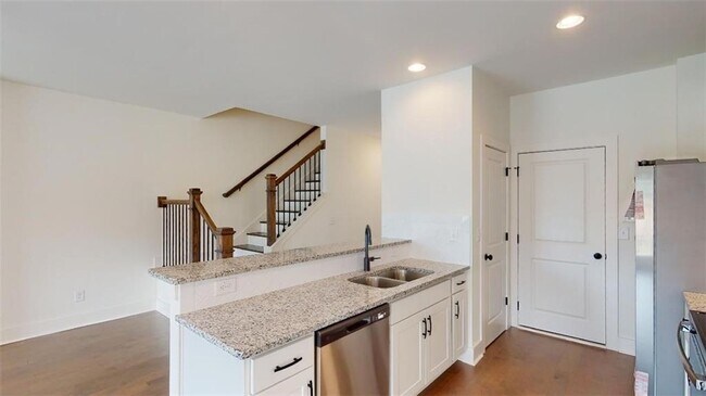 Building Photo - 5873 Greystone Dr