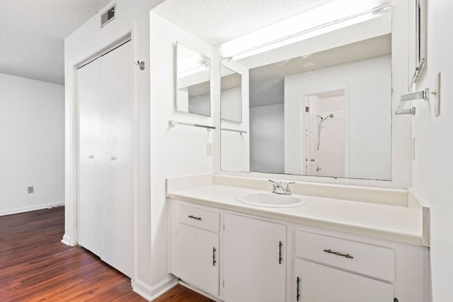 Building Photo - Ground Floor 2bed, 2bath Condo in Kensingt...
