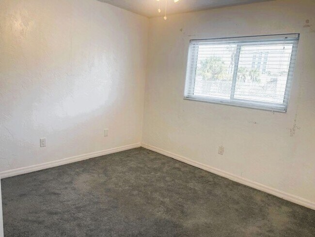 Building Photo - 2 Bedroom Coastal Convenience