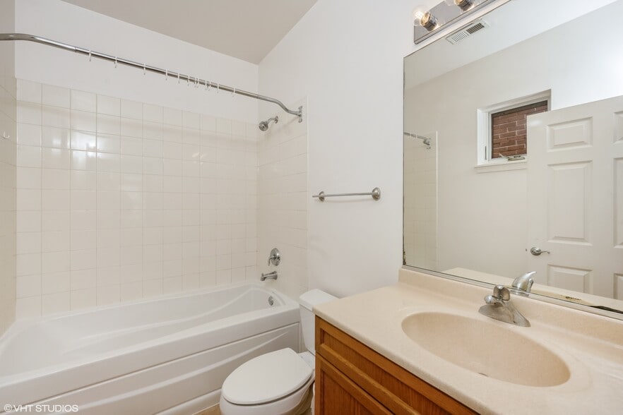en suite bathroom - 1431 S Halsted St