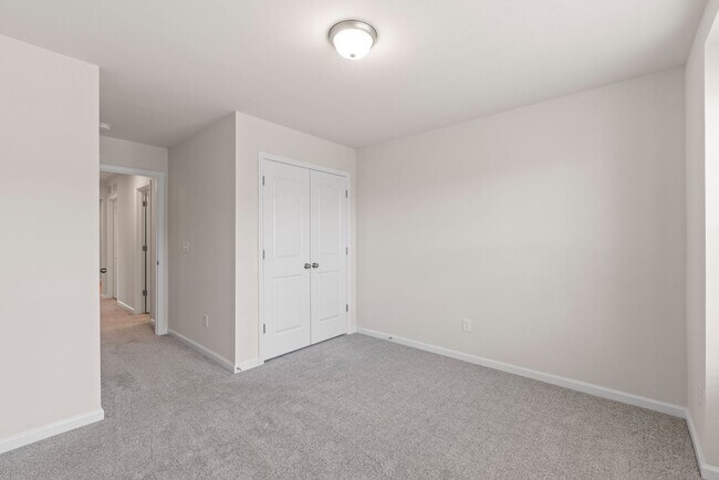 Building Photo - Like-New Townhome in Pristine, Move-In Ready Condition