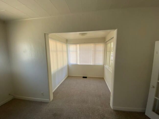 Building Photo - Adorable 2 Bed, 1 Bath!