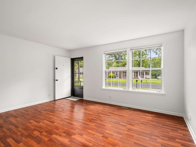 Building Photo - Awesome 2BE/1.5BA duplex in fantastic location in Nashville!