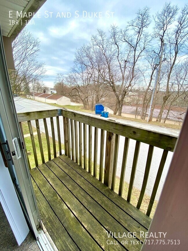 Building Photo - 461 E Maple St