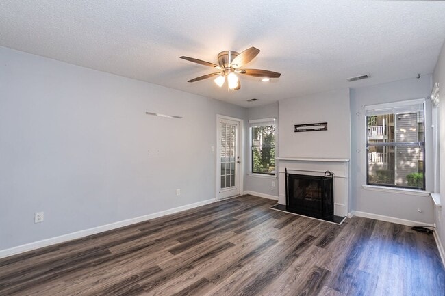 Building Photo - One Bedroom Condo With GREAT Location!