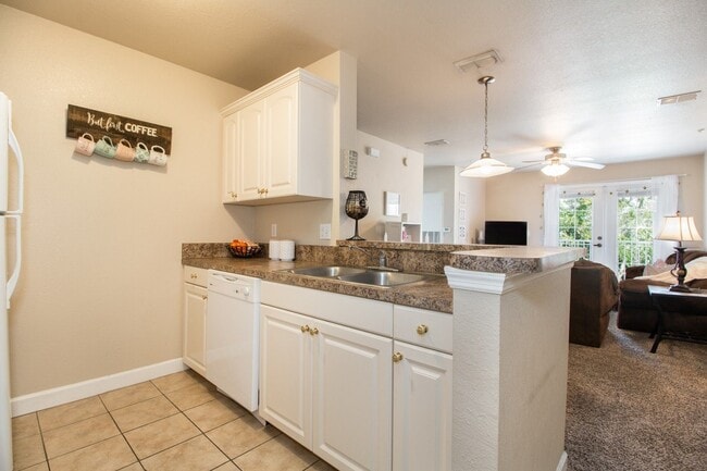 Building Photo - Oxford Terrace II: 4/4 luxury apartment just 3 blocks from UF & 1 block from Sorority Row. Now Re...