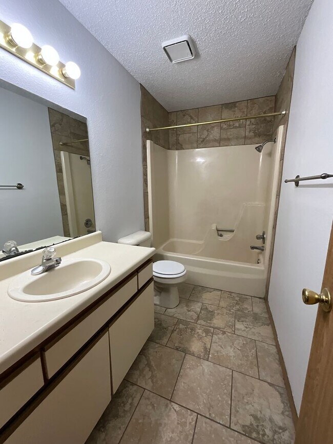 Building Photo - 1511 N Bernice Dr