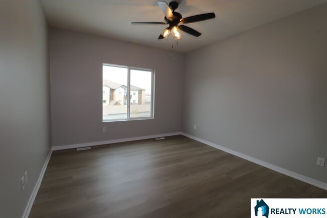 Building Photo - Charming 4-Bed 2.5-Bath Townhome