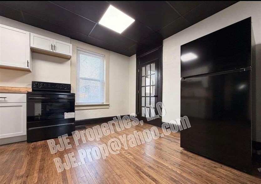Building Photo - 930 8th Ave