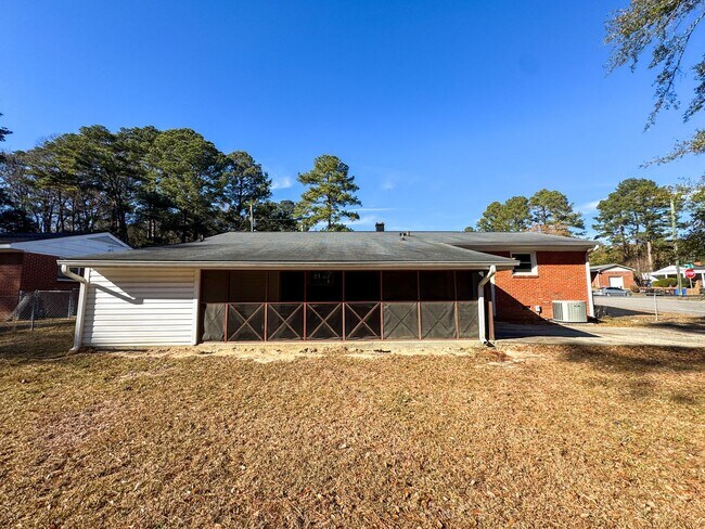 Building Photo - Charming 3 Bed 1.5 Bath Home with Flex Room