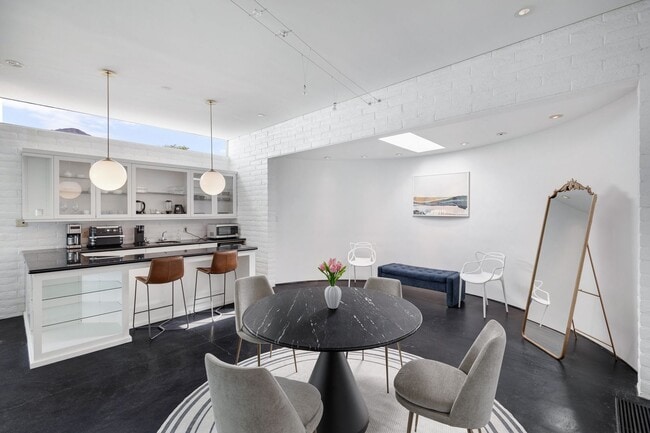 Building Photo - Mid-century modern home in Arcadia with pr...