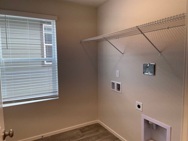 Building Photo - GORGEOUS 4 BED/2.5 BATH! HIGH END FINISHES ! SPACIOUS ROOMS ! FENCED BACK YARD !