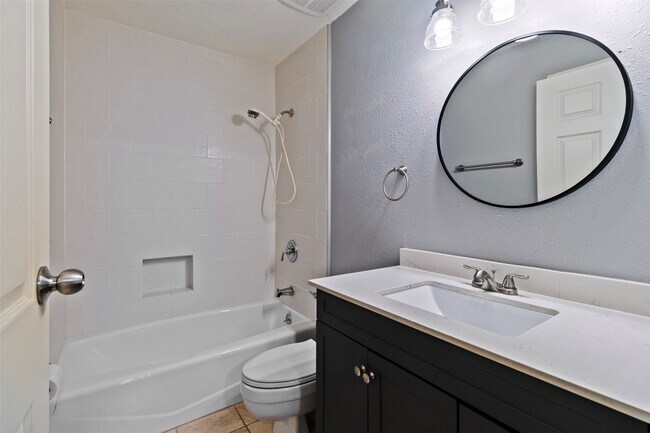 Building Photo - 210 Pecan Valley Ct
