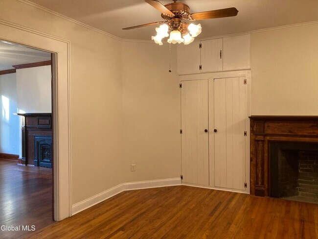 Building Photo - 162 4th St