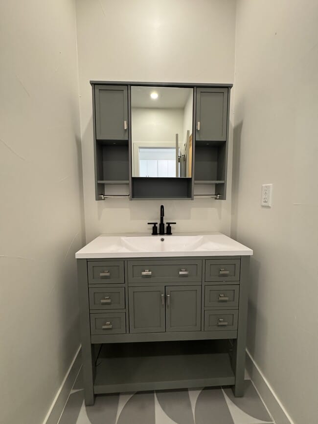 Building Photo - 715 W 9th Ave