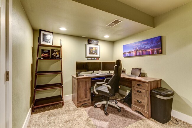 Building Photo - Amazing 3 Bedroom 3 Bath Home (1800sqft+) ...