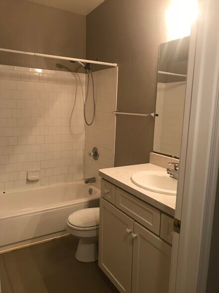 Hall bath - 1964 W King Ave