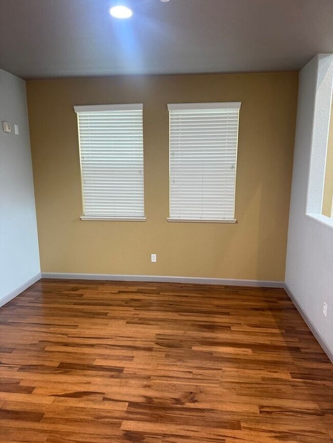 Building Photo - Beautiful 3 Bedrooms 2.5 Bath
